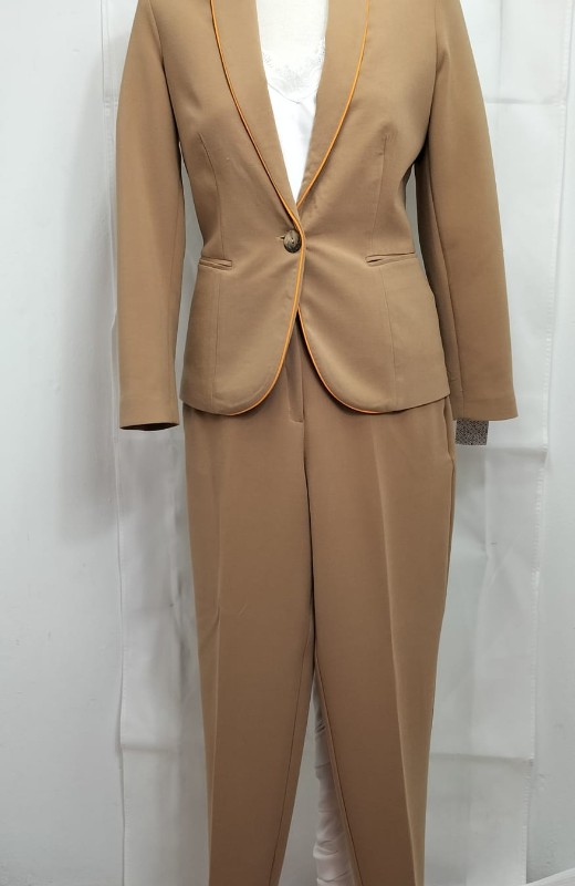 TRAJE CHAQUETA +PANTALÓN SEÑORA CON CHAQUETA BEIG CON VIVO NARANJA.